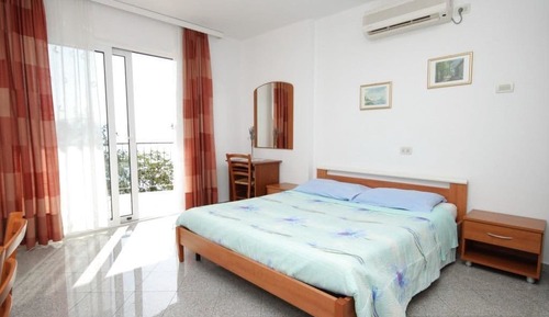 Estudio, balcón, vistas al mar