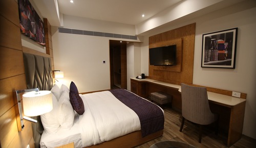 Suite básica, 1 cama de matrimonio grande, vistas a la ciudad