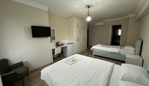 Habitación familiar con 1 cama doble o 2 individuales, baño privado, vistas al mar