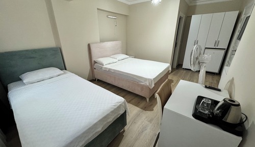 Habitación familiar con 1 cama doble o 2 individuales, baño privado