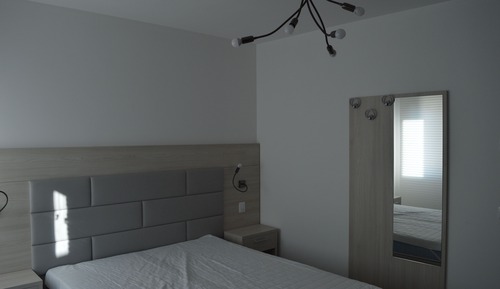 Habitación superior con 1 cama doble o 2 individuales, vistas al jardín