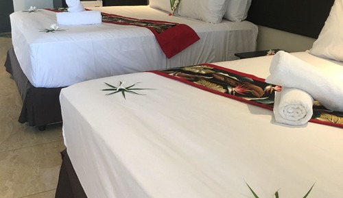 Habitación Deluxe, 2 camas de matrimonio, vistas parciales al mar