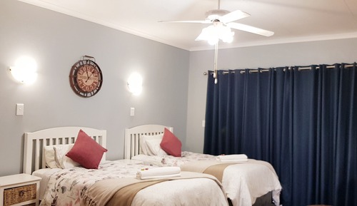 Habitación básica con 2 camas individuales