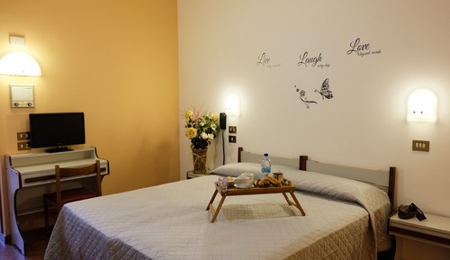 Habitación estándar con 1 cama doble o 2 individuales, vistas parciales al mar
