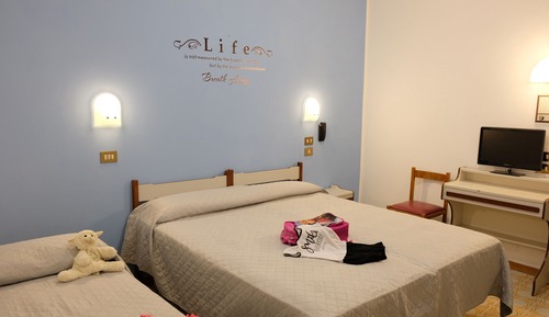 Habitación triple estándar, vistas parciales al mar