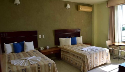 Habitación básica con 1 cama doble o 2 individuales, 2 camas dobles, vistas a la playa