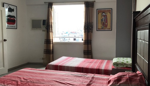 Apartamento básico, varias camas, vistas a la ciudad, en esquina