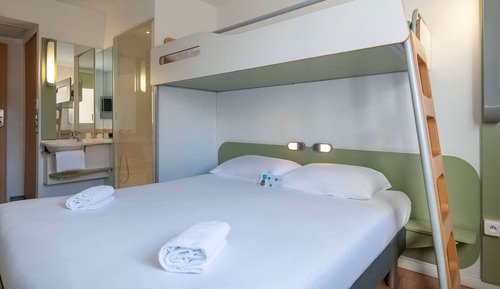Habitación triple, varias camas