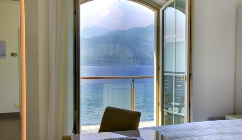 Habitación con 1 cama doble o 2 individuales, balcón, vistas al lago