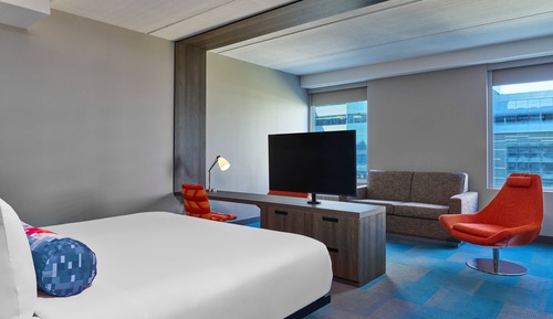 aloft, Suite, 1 cama de matrimonio grande con sofá cama, vistas al patio