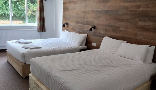 Habitación triple económica, en edificio anexo