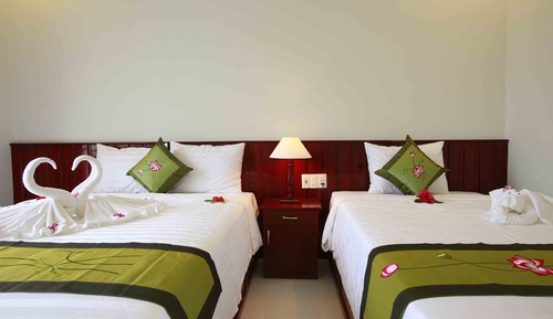 Habitación superior con 1 cama doble o 2 individuales, vistas a la piscina