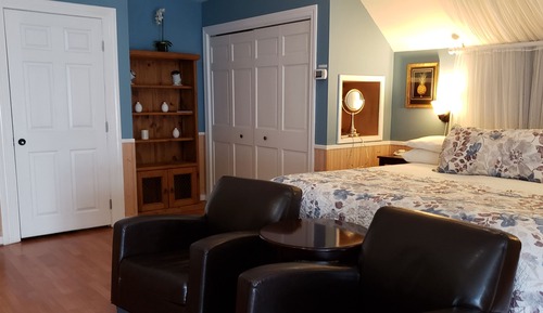 Walk in the Clouds Suite (Non-Pet Friendly)