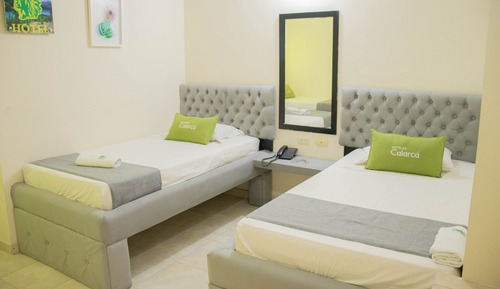 Habitación con 2 camas individuales, baño privado