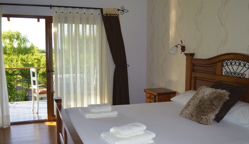 Habitación panorámica, varias camas, balcón, en esquina