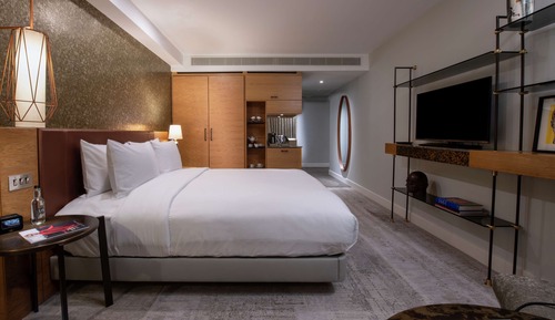 Superior Room with Canary Wharf View