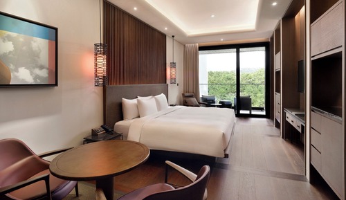 [ANANTI SUMMER FESTA] King Premium Room with Mountain View + Book 2 Nights, Get 25% Off