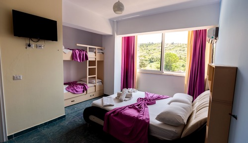Habitación cuádruple, vistas parciales al mar