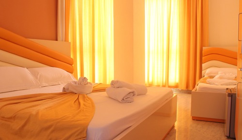 Habitación triple, balcón, vistas parciales al mar