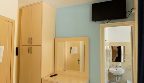 Habitación cuádruple, varias camas, balcón, vistas parciales al mar