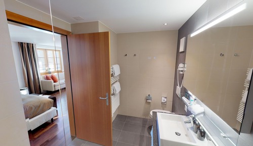 Habitación junior con 1 cama doble o 2 individuales, vistas a la montaña, en esquina