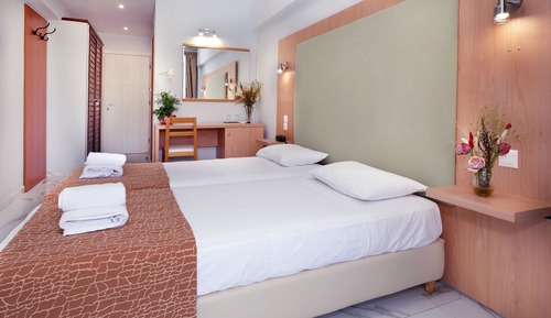 Habitación estándar con 1 cama doble o 2 individuales, vistas parciales al mar