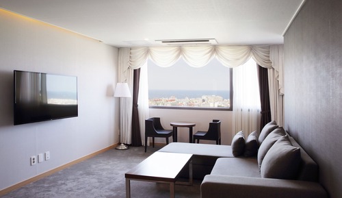 Suite Deluxe (Mountain/Ocean View assigned on site)