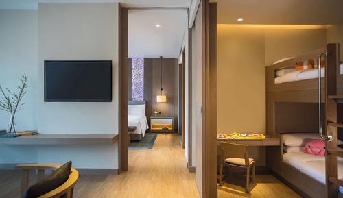 Suite, 1 habitación, no fumadores, balcón (Poolside, View)
