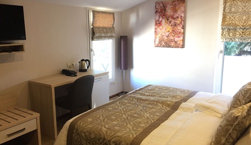 Habitación estándar con 1 cama doble o 2 individuales, balcón