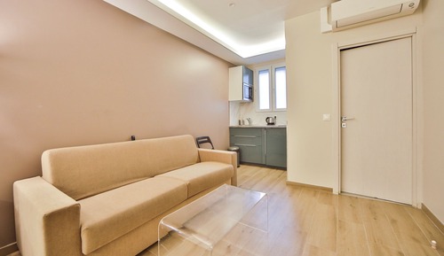 Estudio de diseño, baño privado, vistas al patio (201)