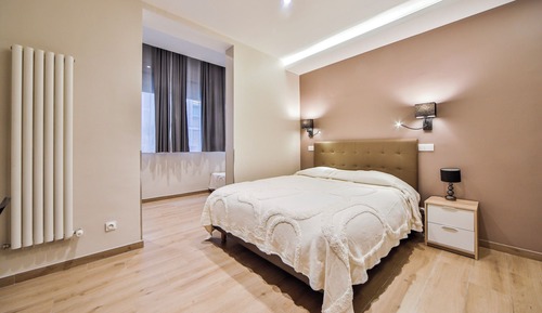 Suite familiar, baño privado, vistas al patio (202)
