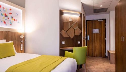 Habitación básica con 2 camas individuales