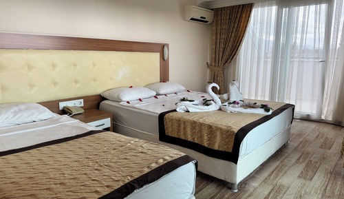 Habitación estándar con 1 cama doble o 2 individuales, vistas a la piscina
