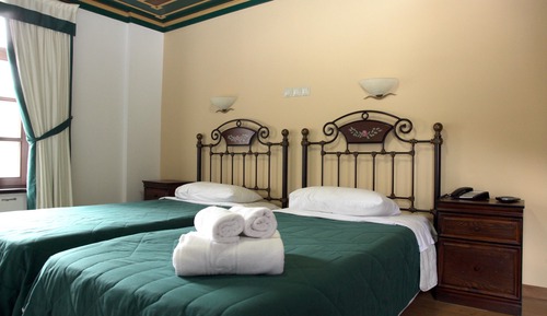 Habitación con 1 cama doble o 2 individuales, vistas a la montaña