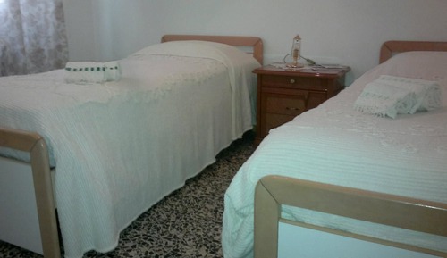 Habitación con 2 camas individuales, 2 camas individuales, baño compartido