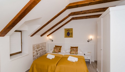 Habitación superior con 1 cama doble o 2 individuales, vistas a la ciudad