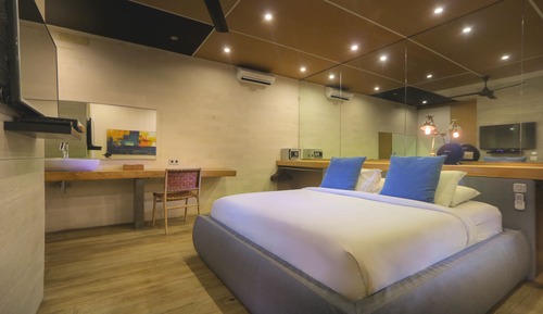 Loft panorámico, 1 cama de matrimonio grande, balcón, vistas a la ciudad
