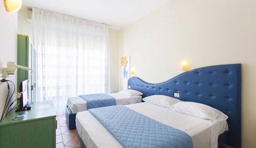 Habitación triple económica, balcón