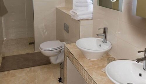 Habitación de lujo doble, 1 cama de matrimonio grande, baño privado (Carnteel Room)