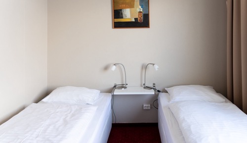 Habitación básica con 1 cama doble o 2 individuales, baño privado