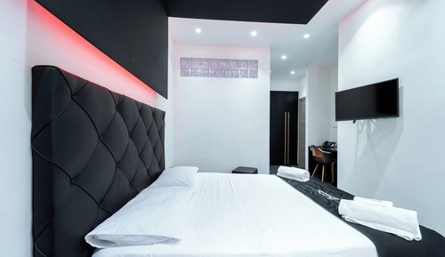 Suite estudio exclusiva, bañera de hidromasaje, en edificio anexo (Piazza Mercato)