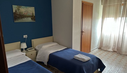 Habitación con 2 camas individuales, vistas al jardín