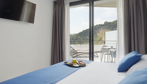 Habitación Deluxe doble, terraza, vistas parciales al mar