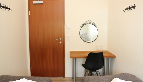 Habitación básica con 2 camas individuales, baño compartido (Fjallið)