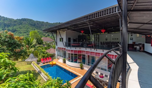 Villa familiar, varias habitaciones, piscina privada, junto a la montaña