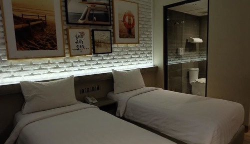 Habitación superior con 2 camas individuales, vistas a la ciudad