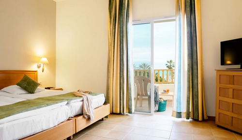 Habitación con 1 cama doble o 2 individuales, vistas parciales al mar