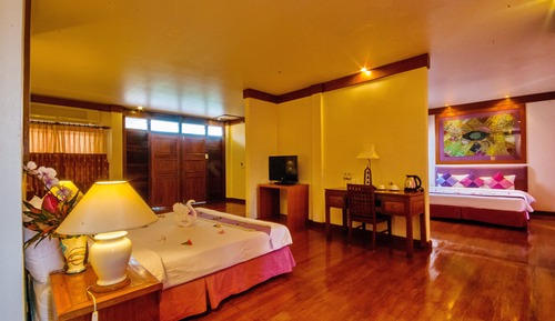 Habitación cuádruple familiar, varias camas, balcón, vistas al jardín