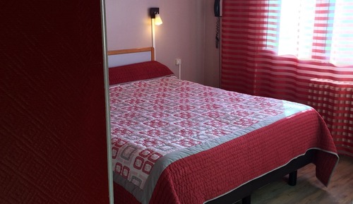 Habitación estándar con 1 cama doble o 2 individuales, baño privado
