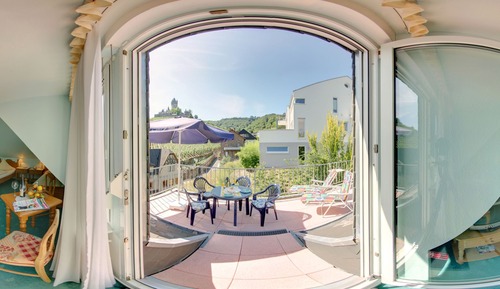 Habitación panorámica, varias camas, balcón, vistas al jardín